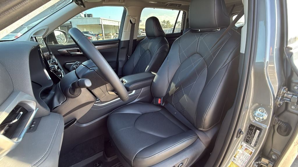 New 2025 Toyota Highlander Platinum image 14