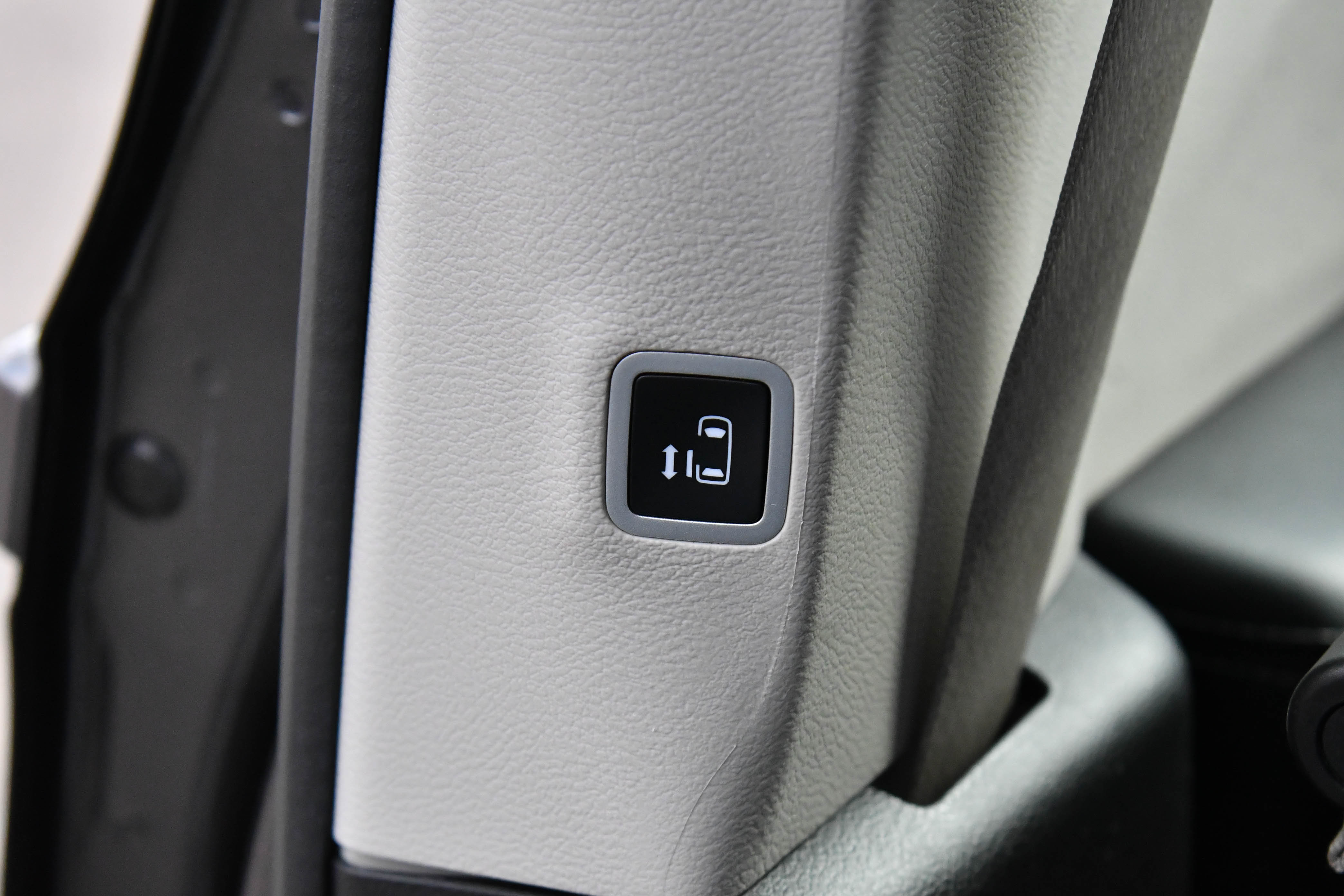 Used 2023 Chrysler Voyager LX FWD image 41