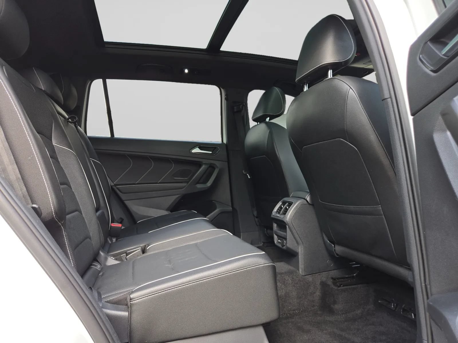 Used 2022 Volkswagen Tiguan SEL R-Line AWD/4WD image 30