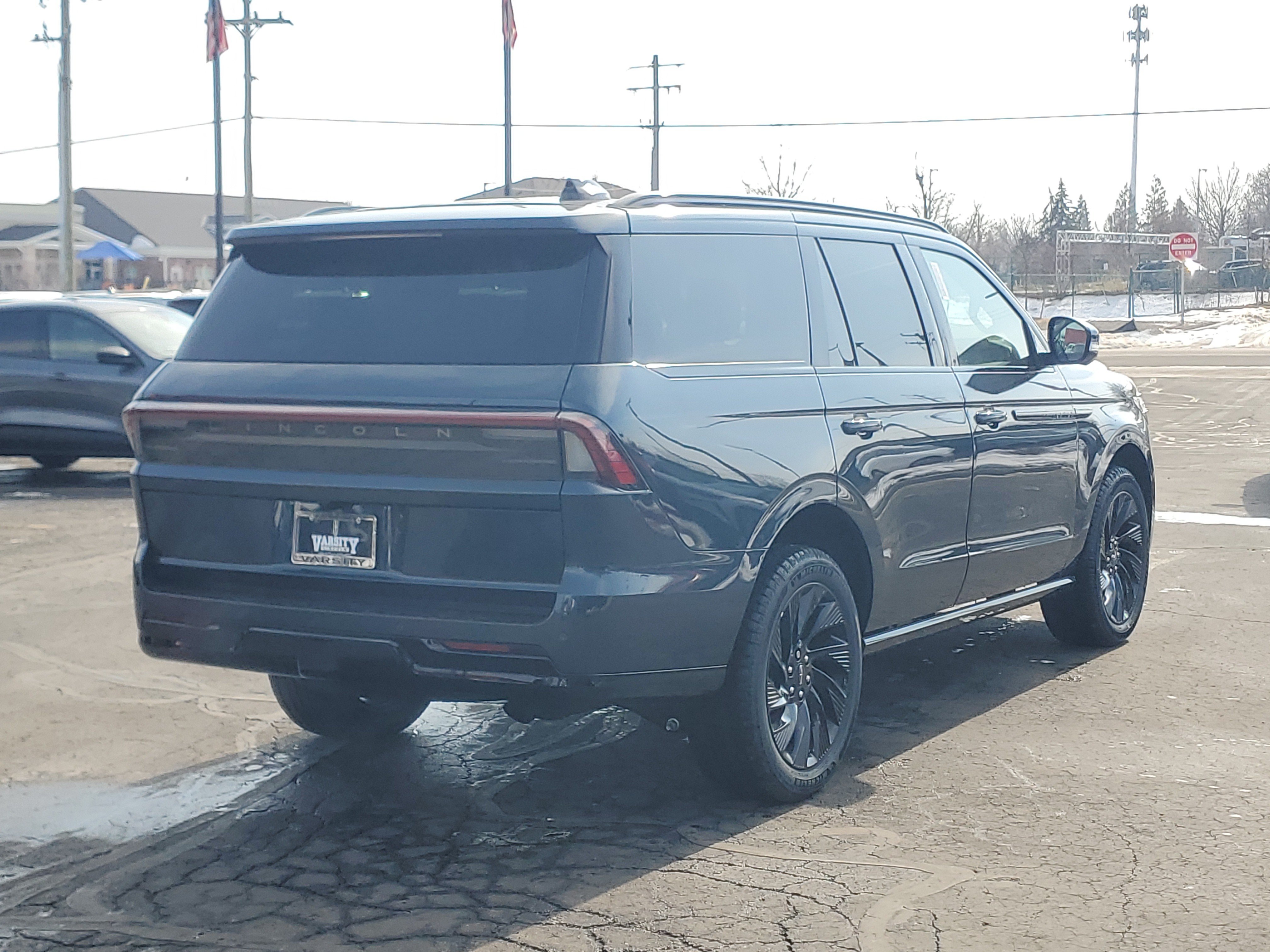 New 2026 Lincoln Navigator Reserve w/ Jet Appearance Package AWD/4WD image 4