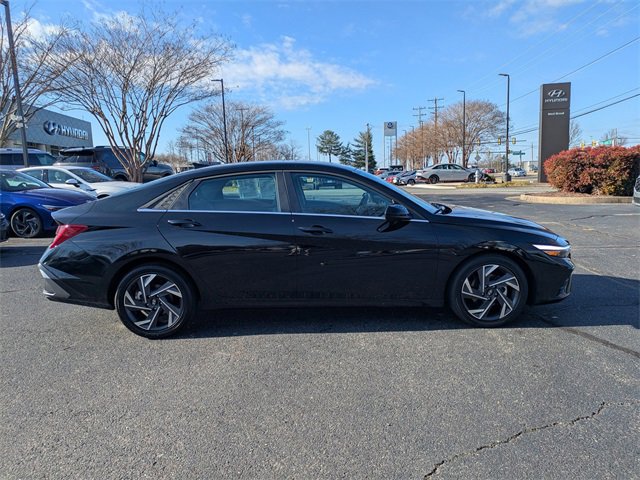 Certified 2025 Hyundai Elantra SEL image 3