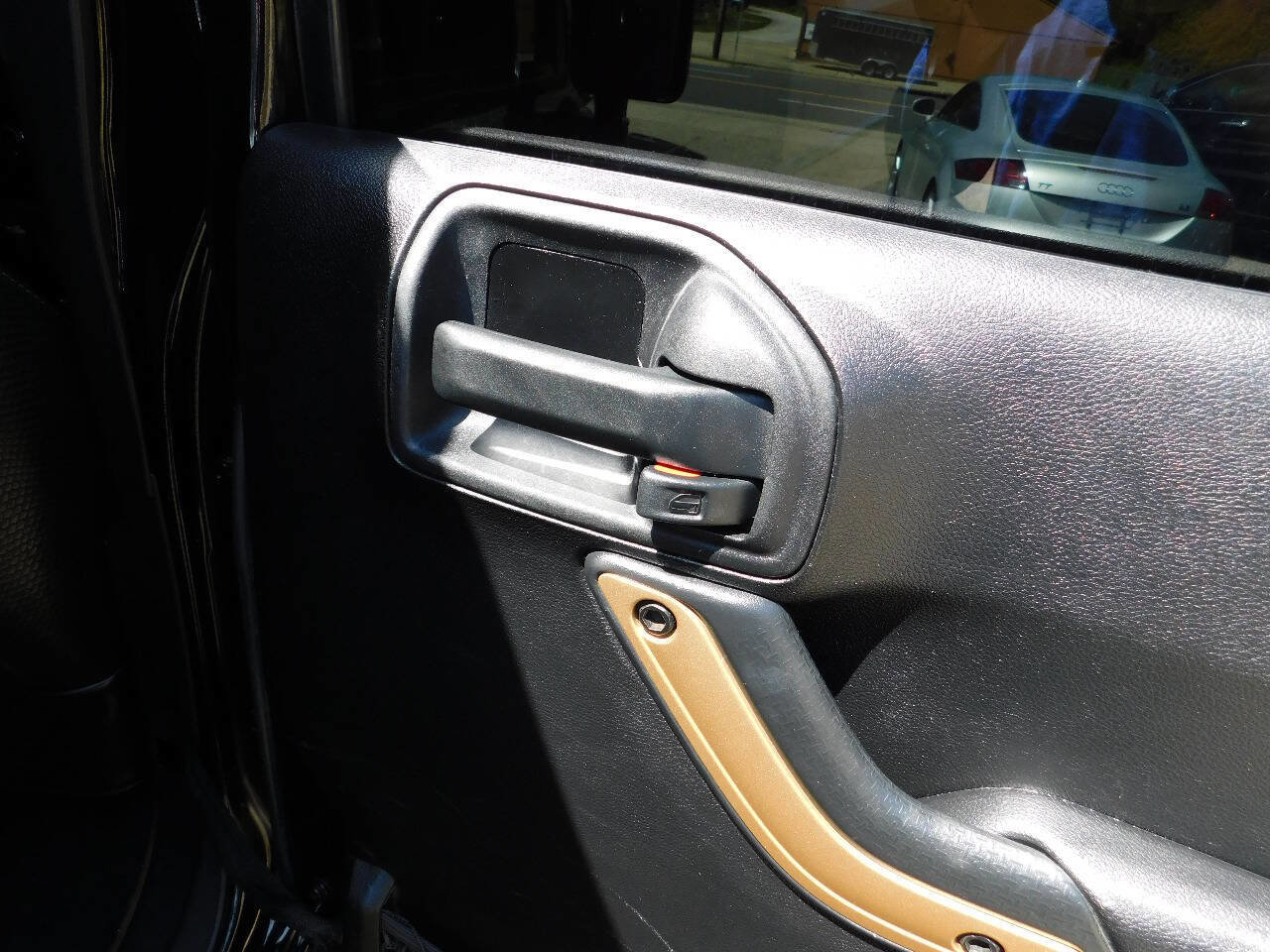 Used 2014 Jeep Wrangler Unlimited Sahara image 23