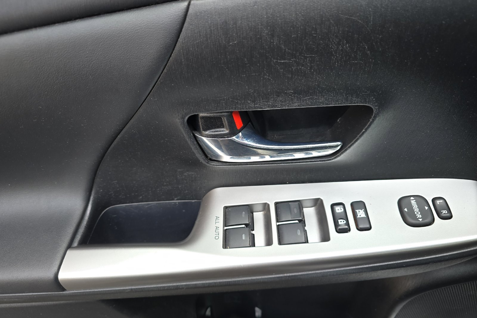 Used 2017 Toyota Prius V Four image 12