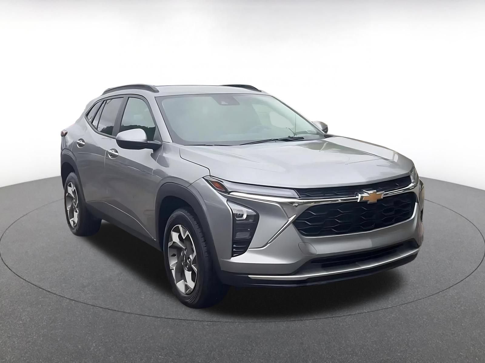 Used 2025 Chevrolet Trax LT FWD image 3