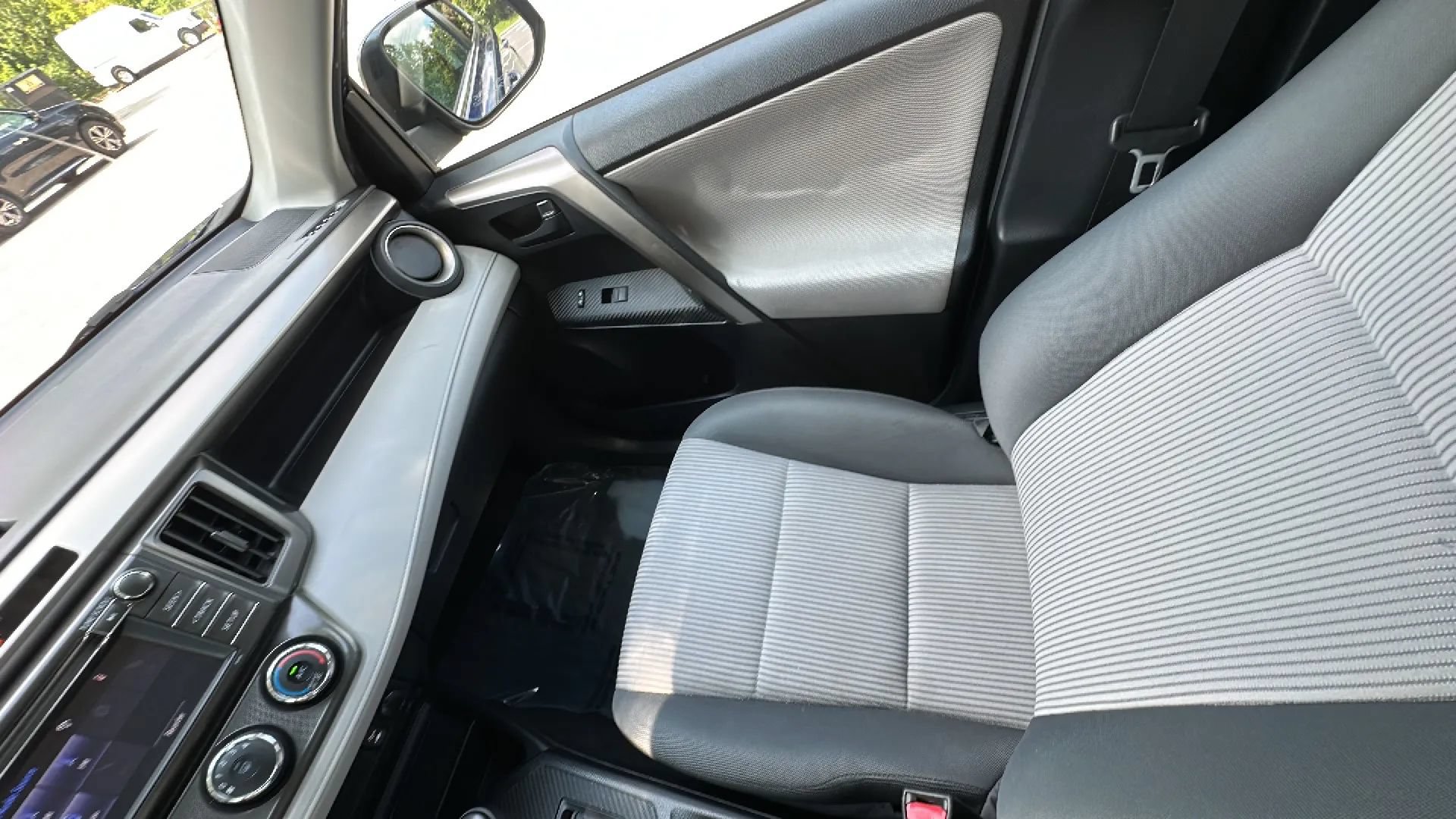 Used 2015 Toyota RAV4 LE AWD/4WD image 14