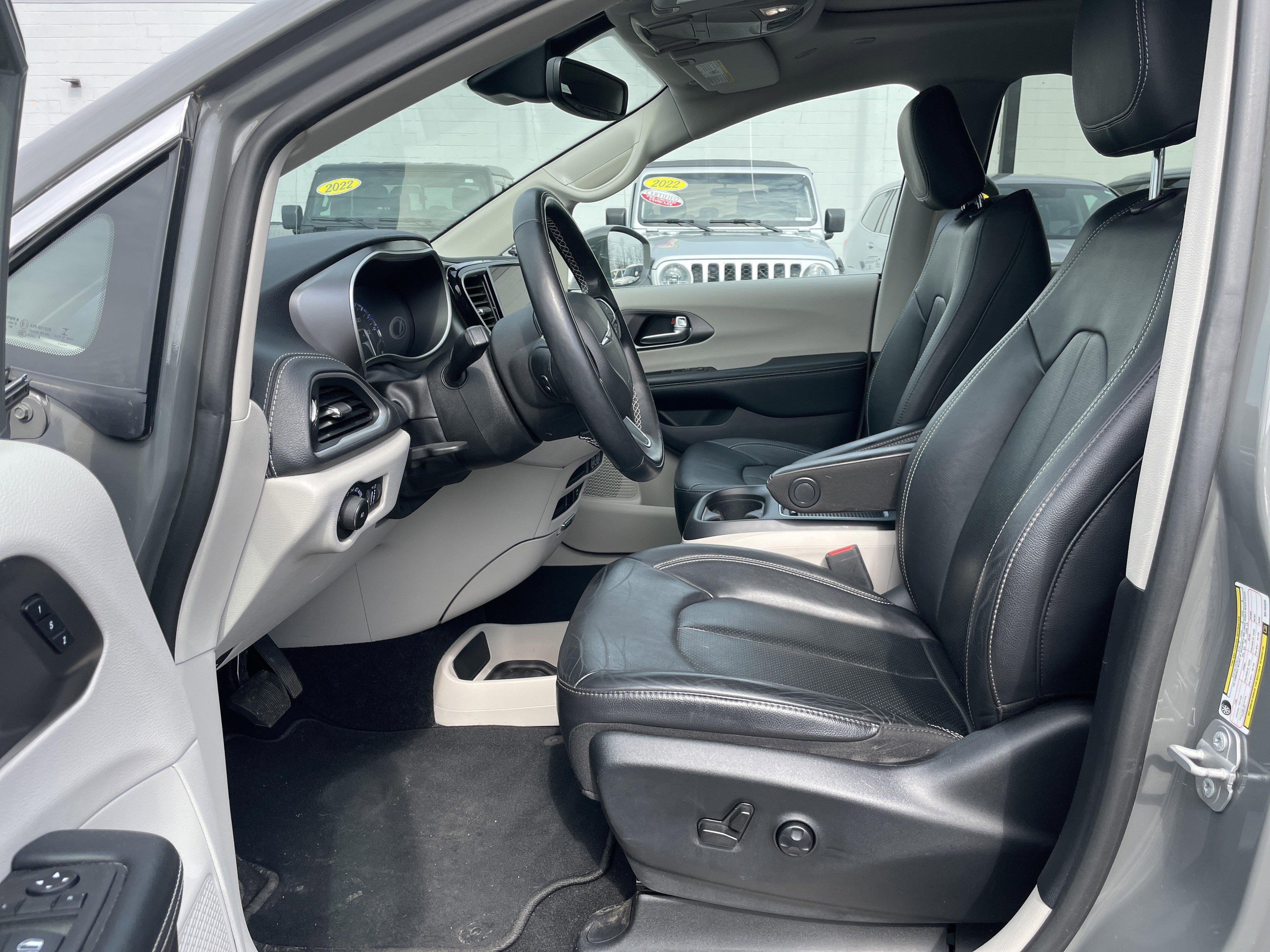 Used 2022 Chrysler Pacifica Touring-L image 32