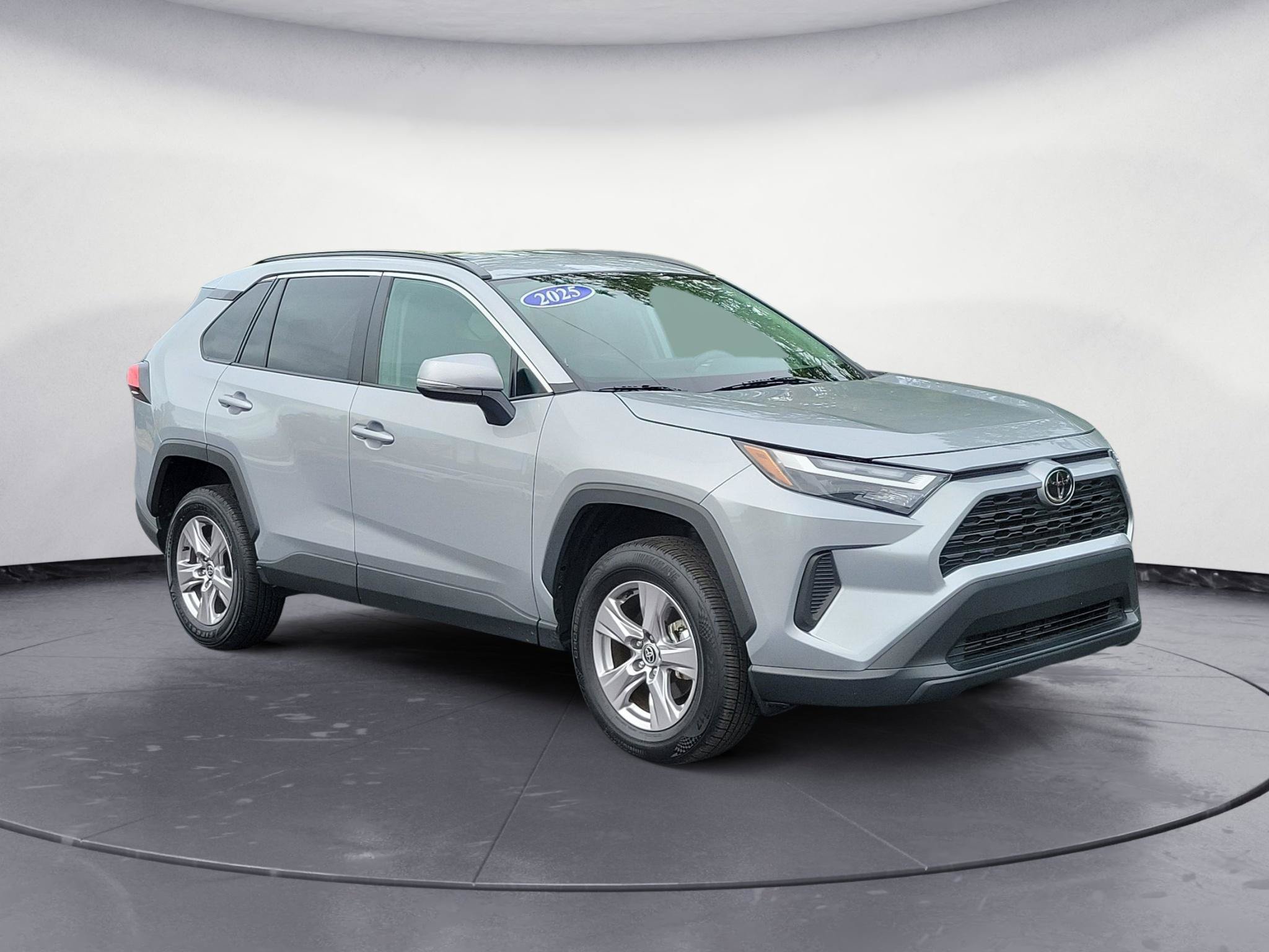 Used 2025 Toyota RAV4 XLE FWD image 2