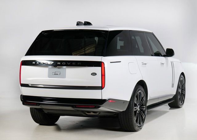 Used 2023 Land Rover Range Rover SE image 2