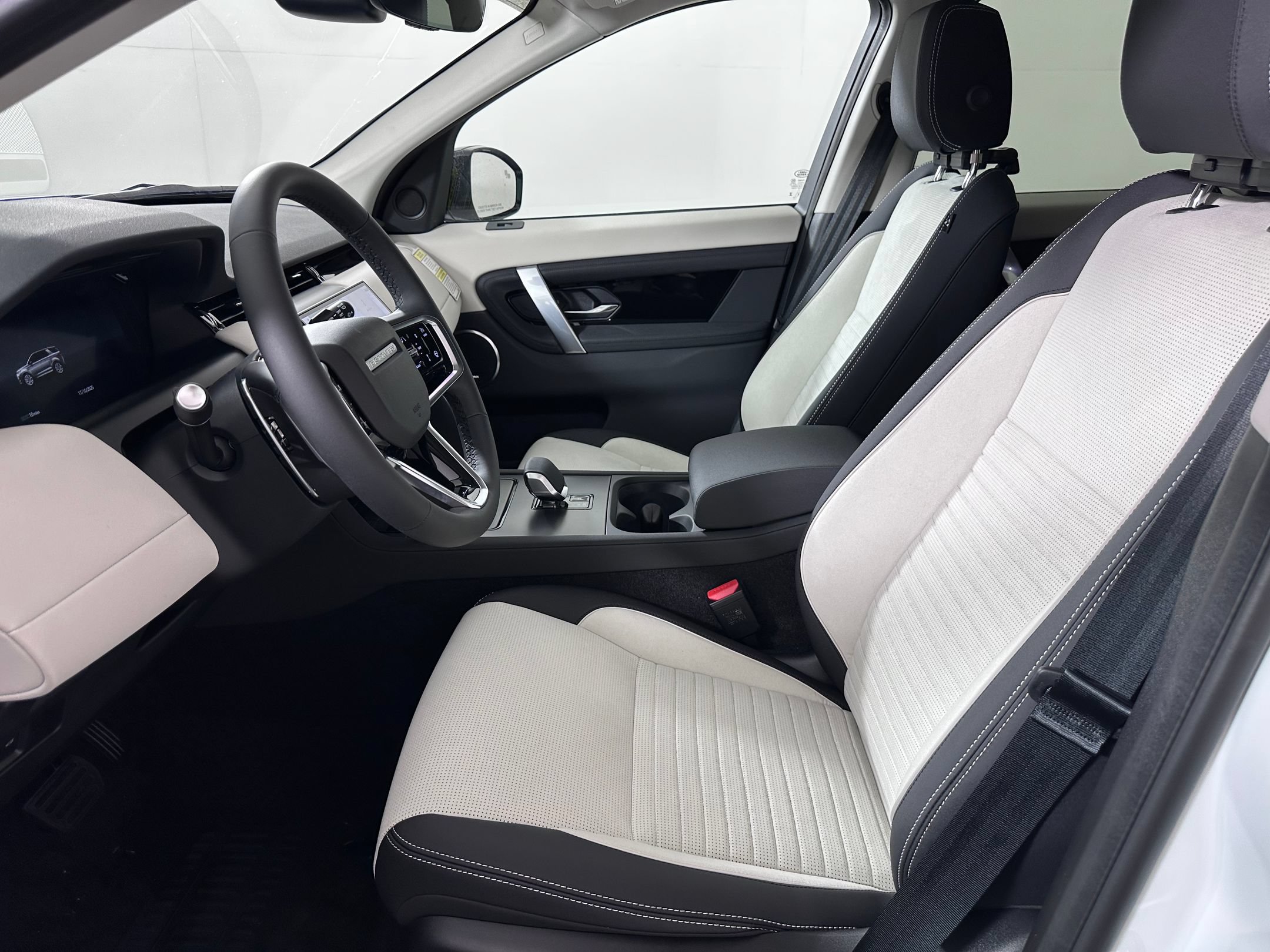 Used 2025 Land Rover Discovery Sport S AWD/4WD image 4