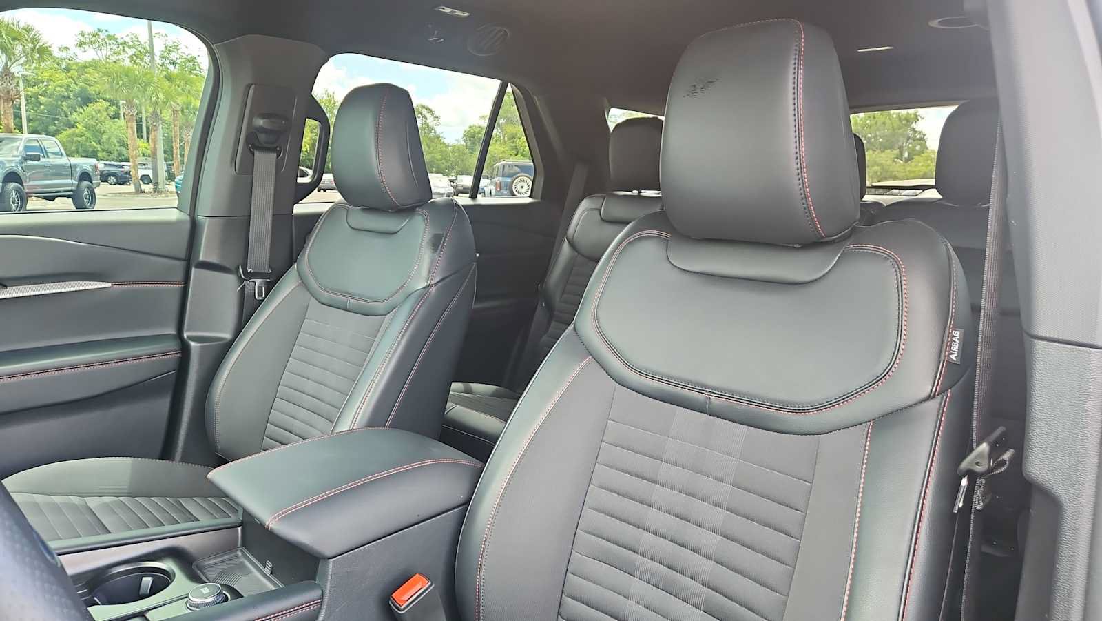 Used 2025 Ford Explorer ST-Line w/ ST-Line Street Pack AWD/4WD image 13