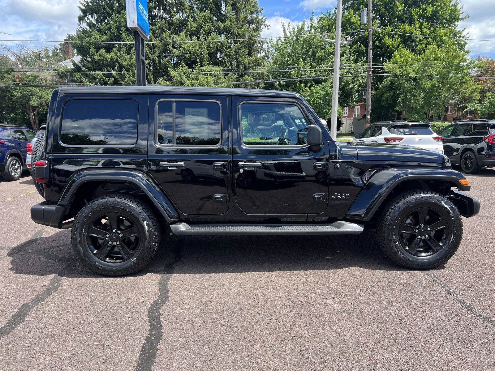 Used 2022 Jeep Wrangler Unlimited Sahara AWD/4WD image 8