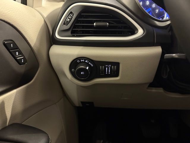 Used 2023 Chrysler Pacifica Touring-L image 17