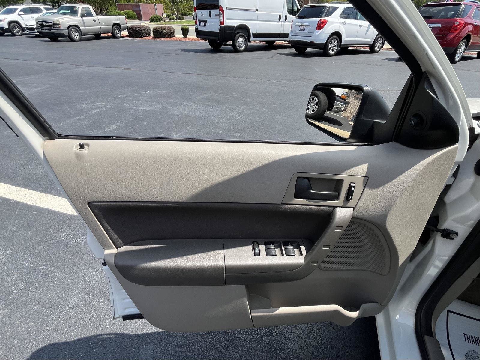 Used 2009 Ford Focus SE FWD image 26