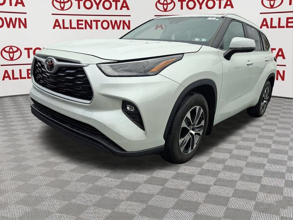 Used 2023 Toyota Highlander XLE AWD/4WD image 2