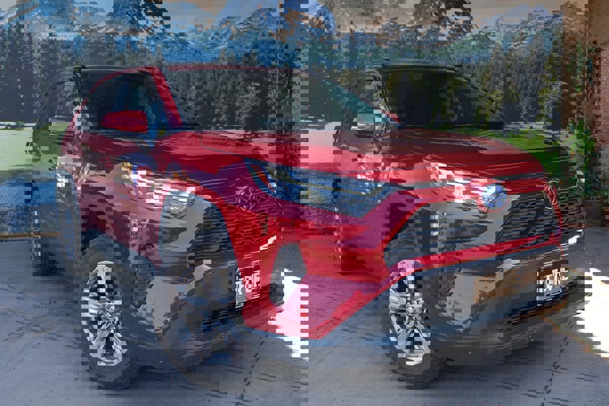 Used 2022 Toyota RAV4 XLE image 3