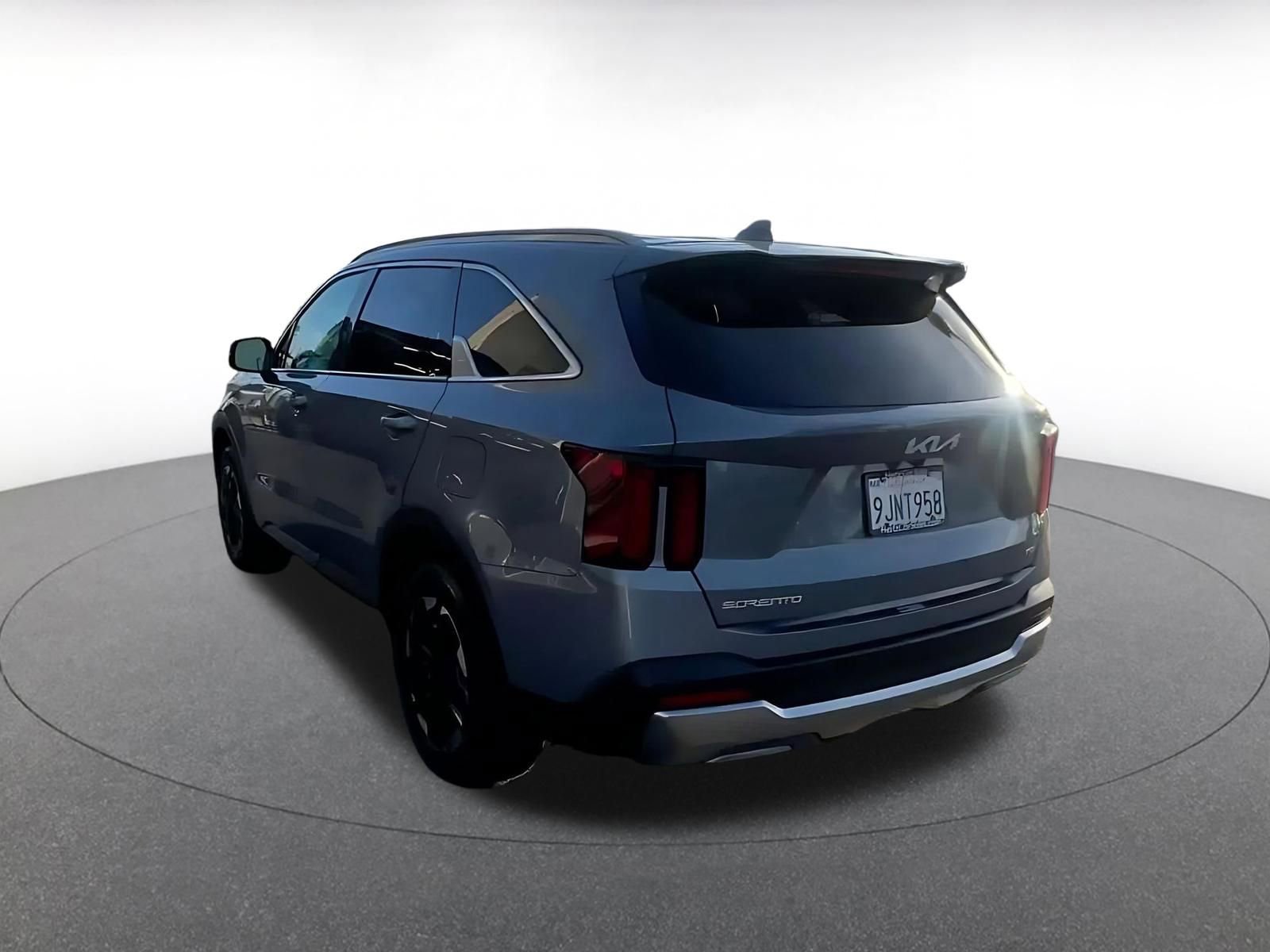 Used 2024 Kia Sorento S image 11