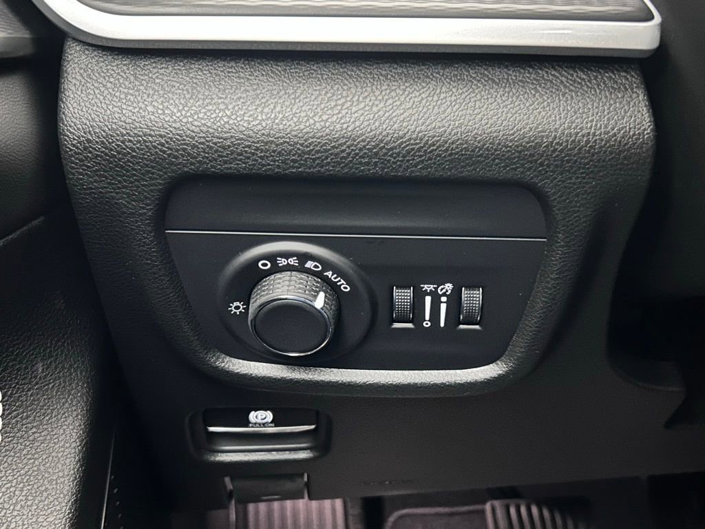 New 2025 Jeep Grand Cherokee Altitude image 19