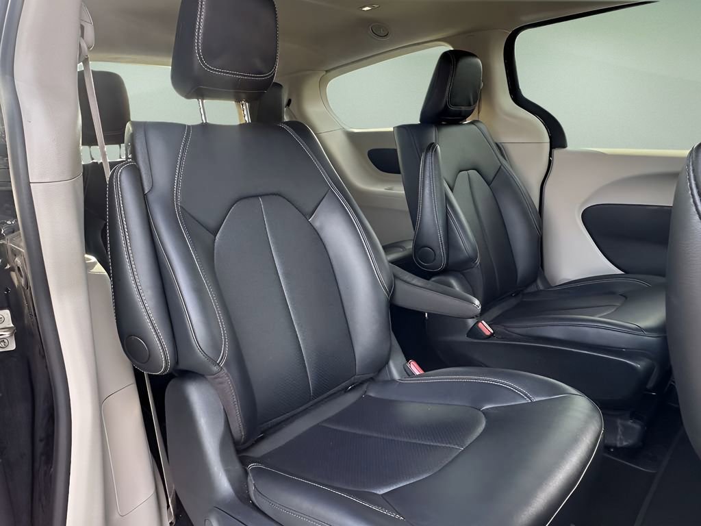 Used 2024 Chrysler Pacifica Select image 26