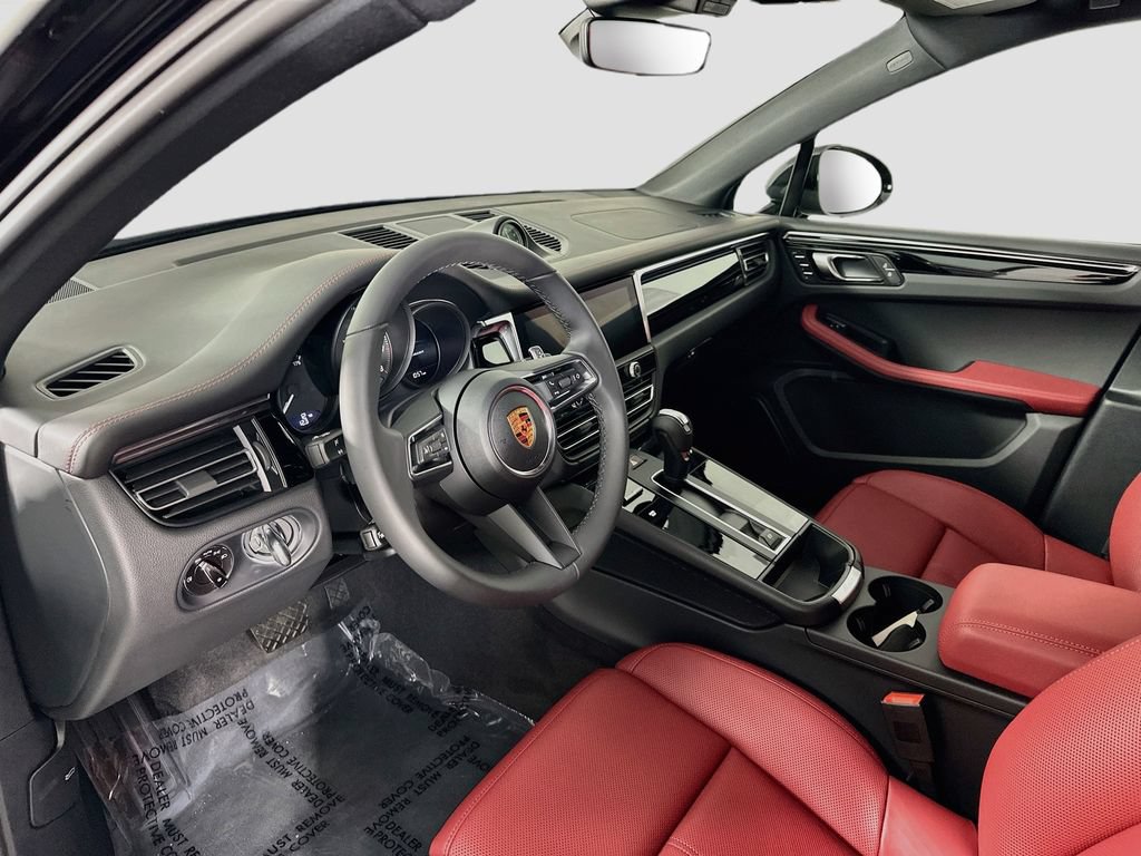 Certified 2026 Porsche Macan AWD/4WD image 4