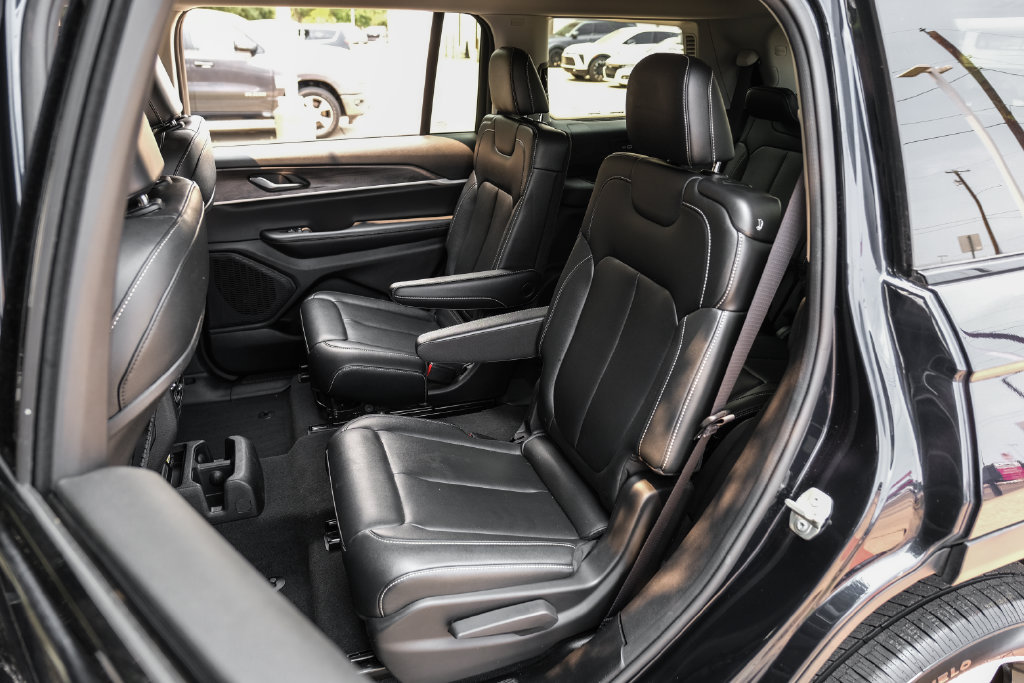 Used 2023 Jeep Grand Cherokee L Limited AWD/4WD image 52