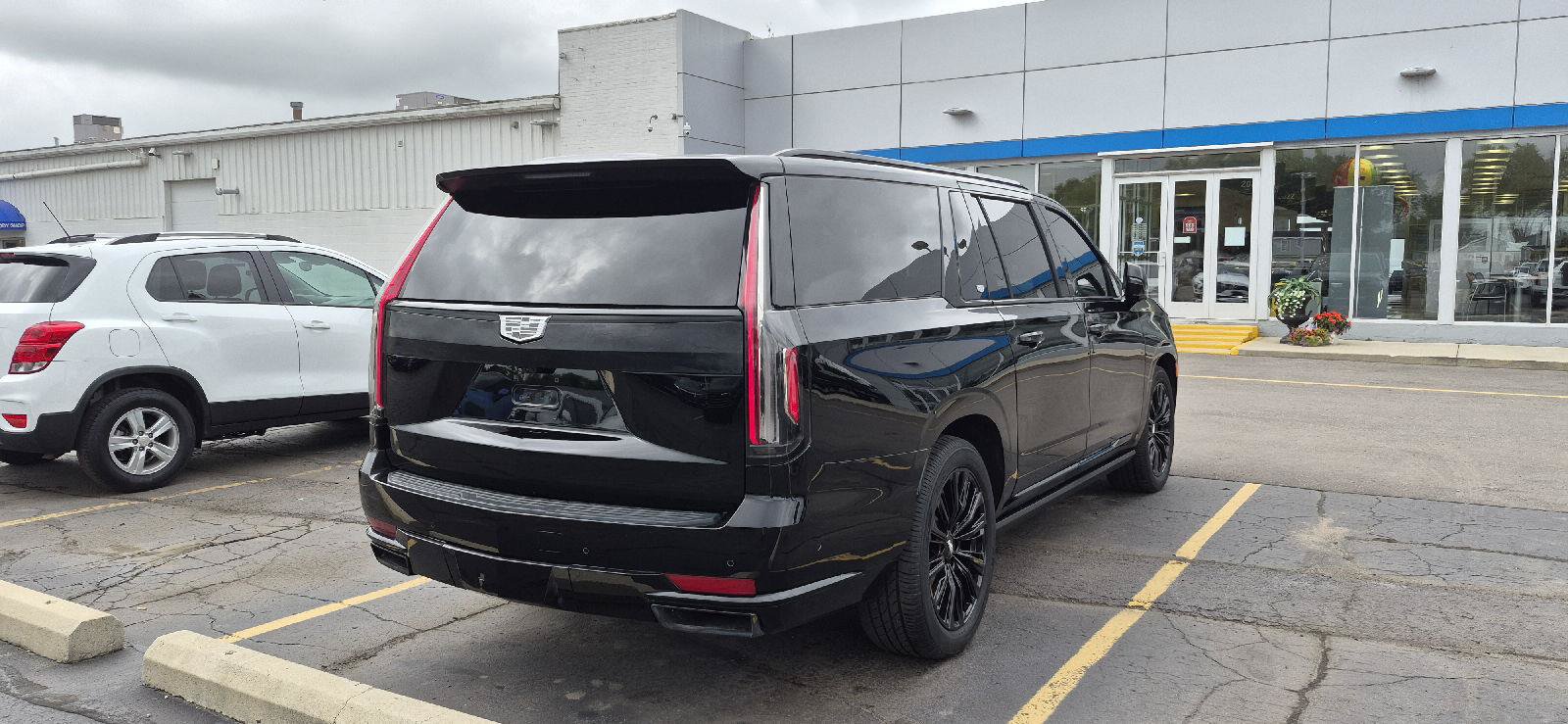 Used 2022 Cadillac Escalade ESV Sport w/ Touring Package AWD/4WD image 3