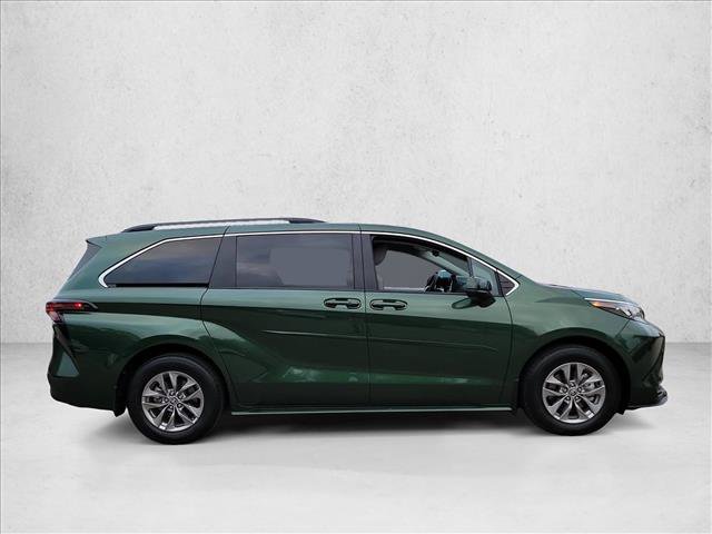 Used 2026 Toyota Sienna LE FWD image 4