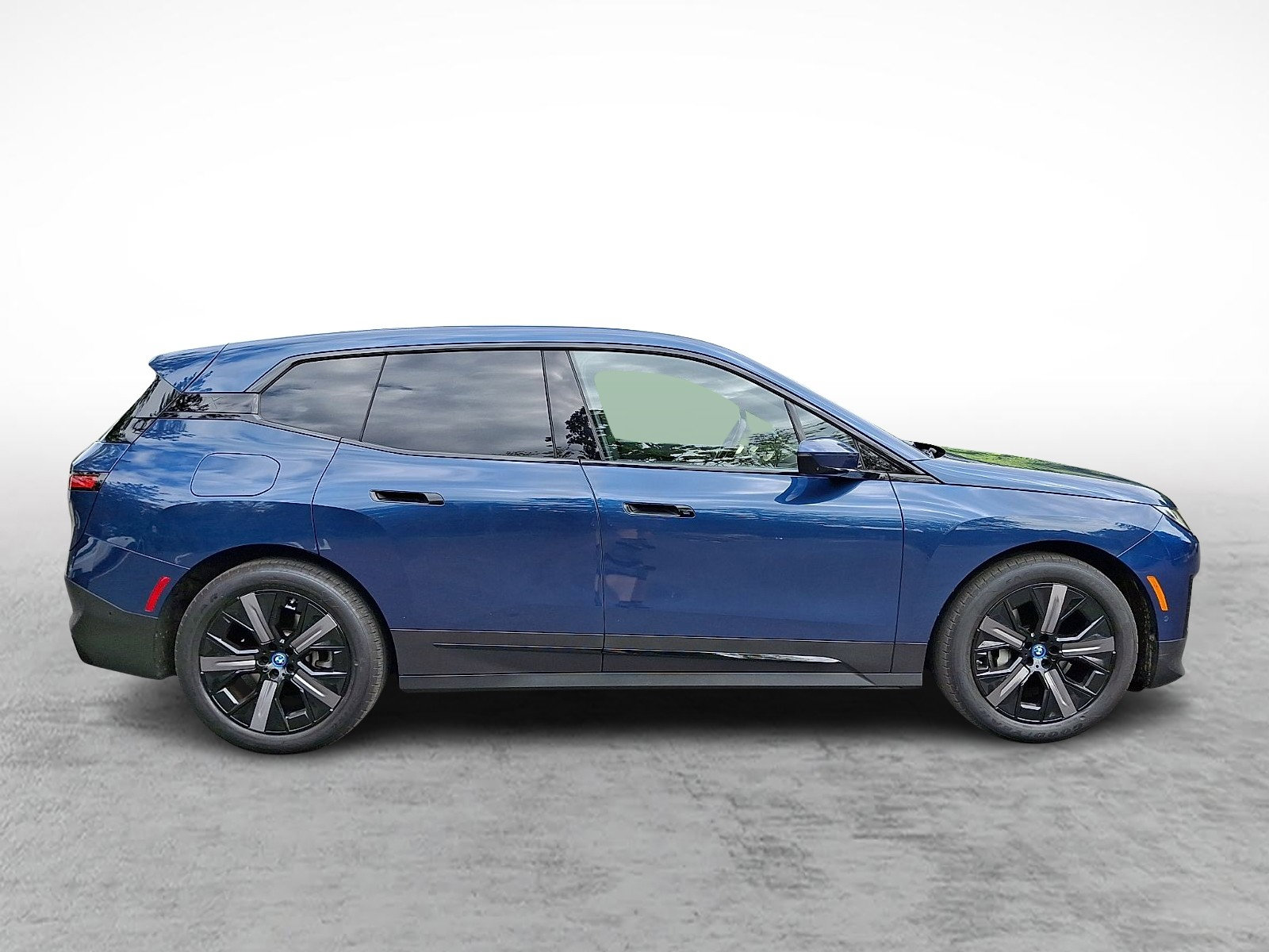 Used 2023 BMW iX xDrive50 w/ Premium Package AWD/4WD image 7