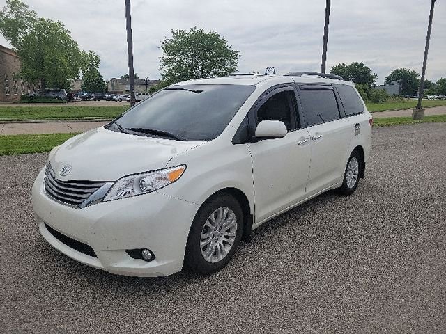 Used 2017 Toyota Sienna XLE w/ XLE Navigation Package FWD image 3