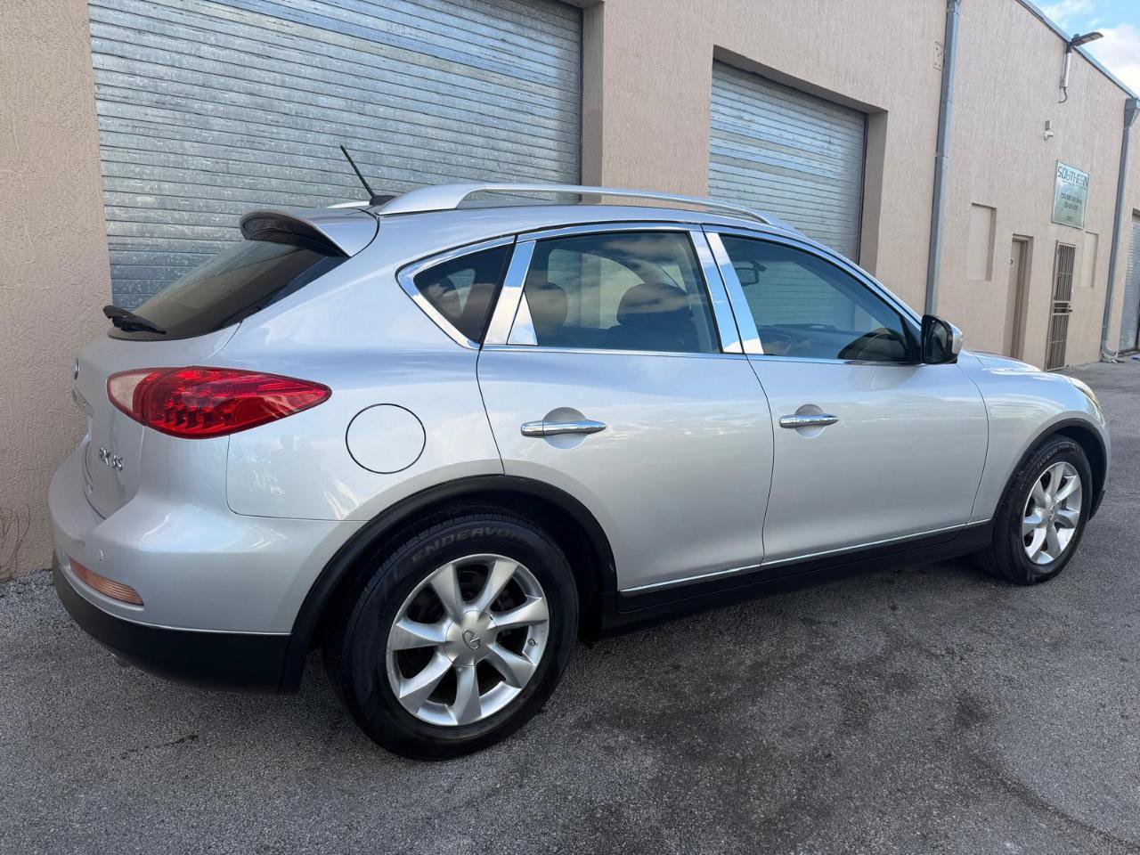 Used 2010 INFINITI EX35 Journey RWD image 8