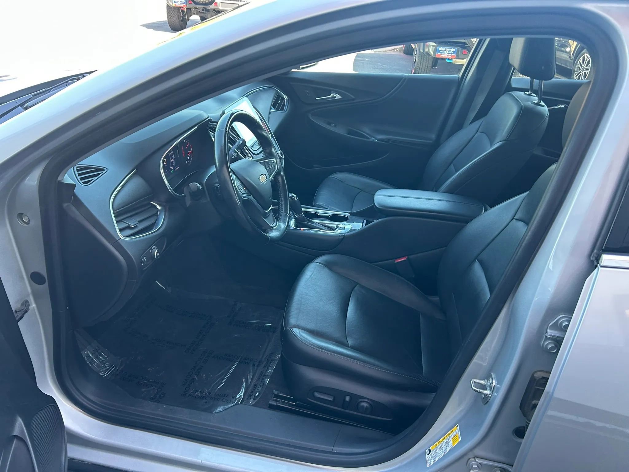 Used 2019 Chevrolet Malibu Hybrid w/ Leather Package FWD image 3