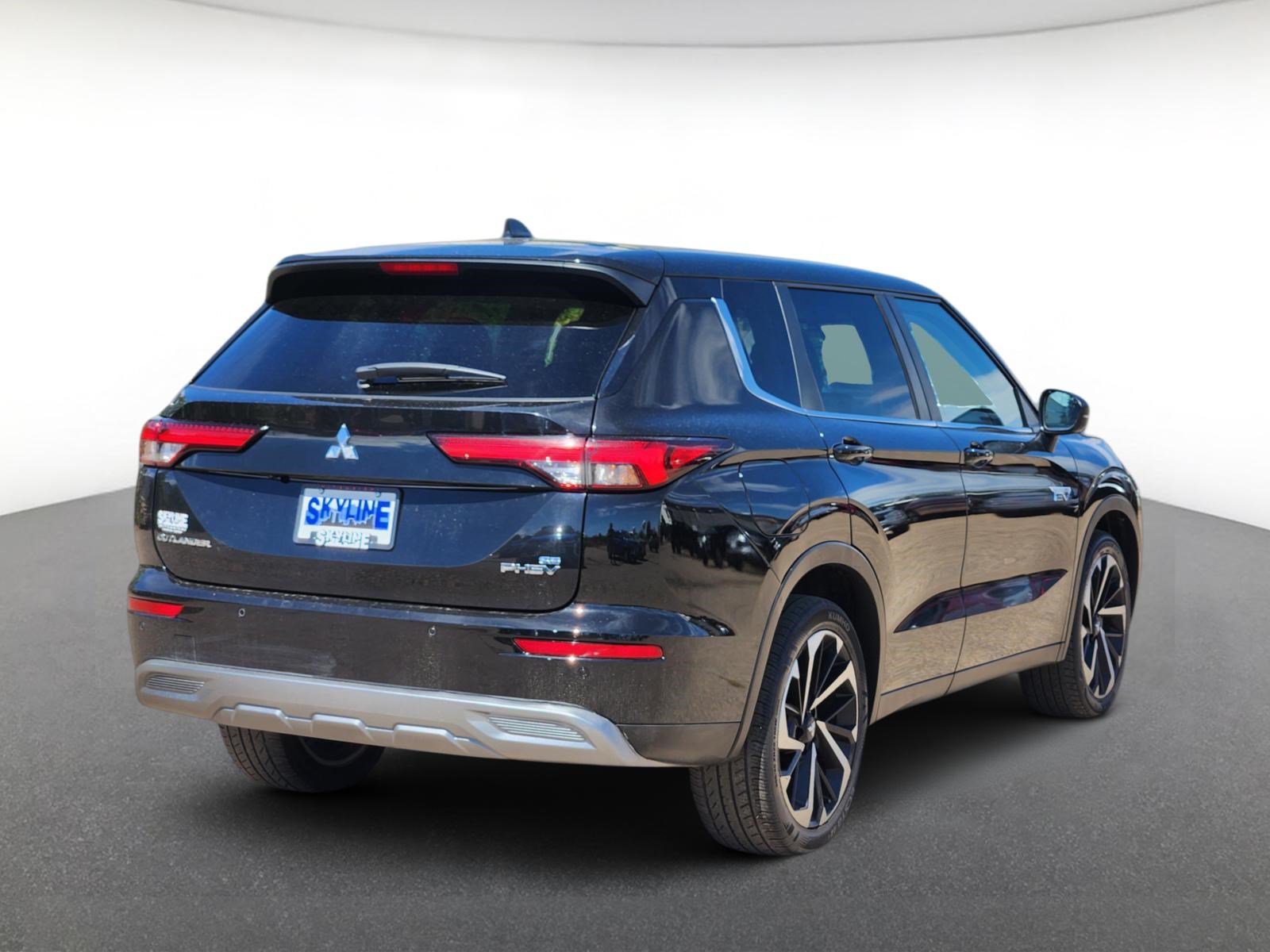 Used 2023 Mitsubishi Outlander SE AWD/4WD image 3