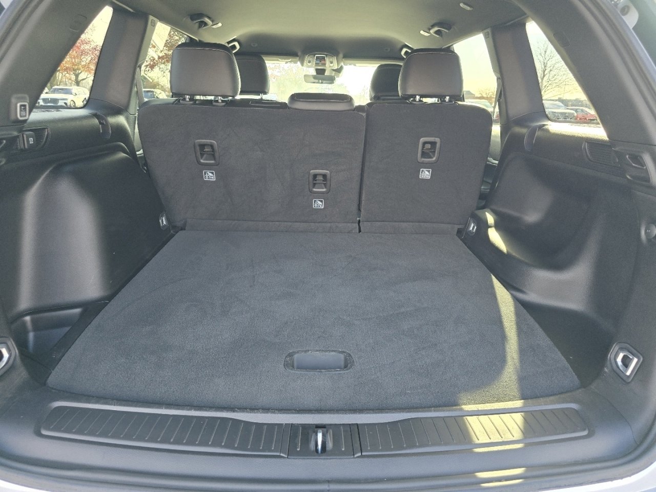 Used 2025 Jeep Grand Cherokee Limited w/ Black Appearance Package image 20