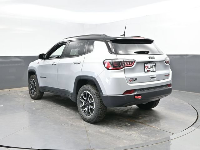 Used 2025 Jeep Compass Trailhawk AWD/4WD image 10