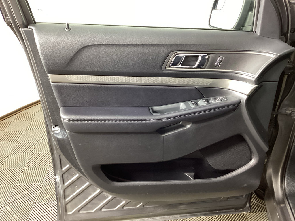 Used 2018 Ford Explorer XLT AWD/4WD image 16