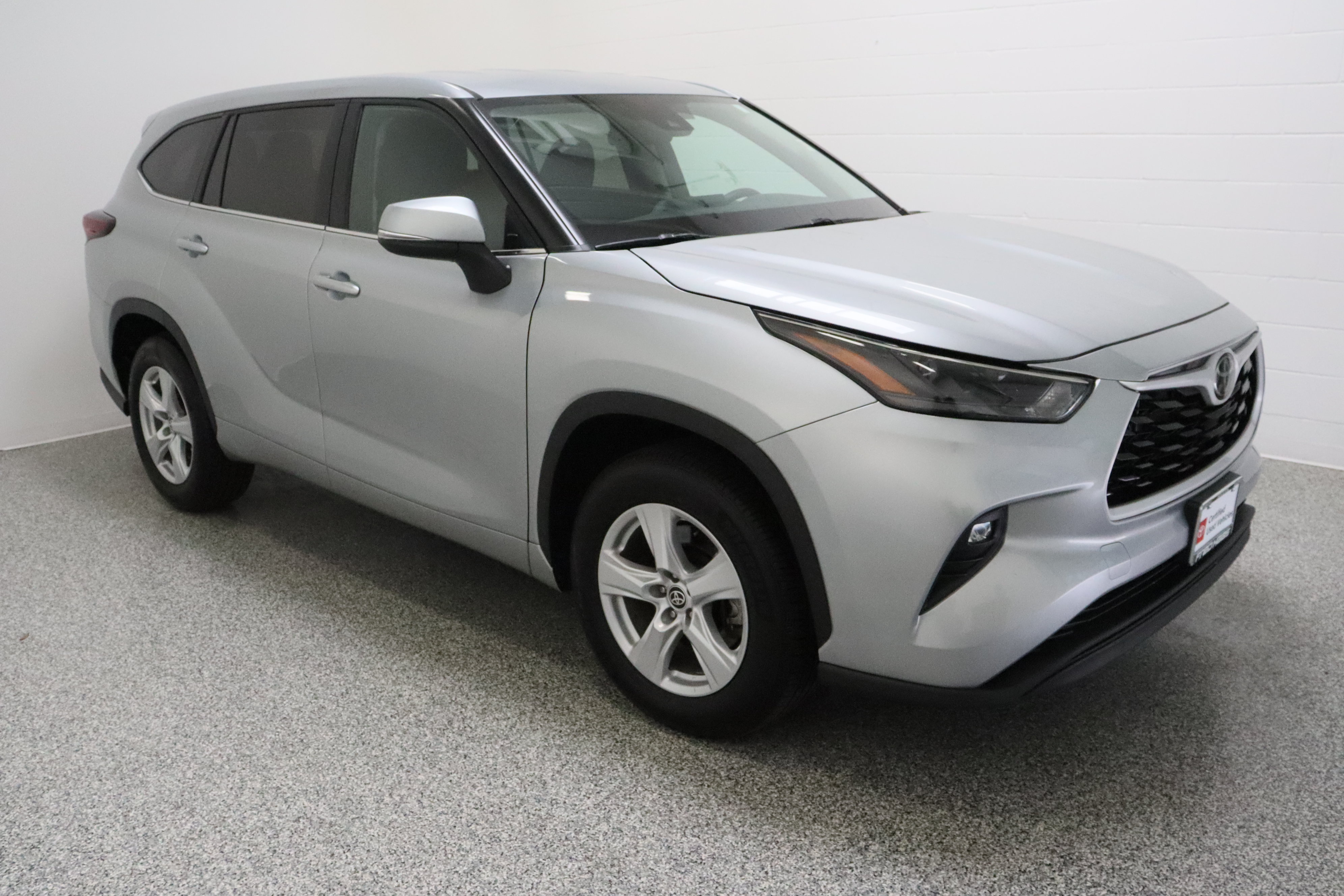Certified 2025 Toyota Highlander LE FWD image 4