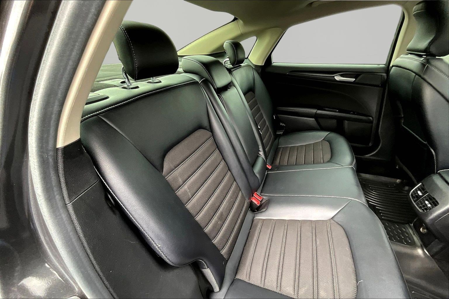 Used 2018 Ford Fusion SE w/ Equipment Group 201A FWD image 25