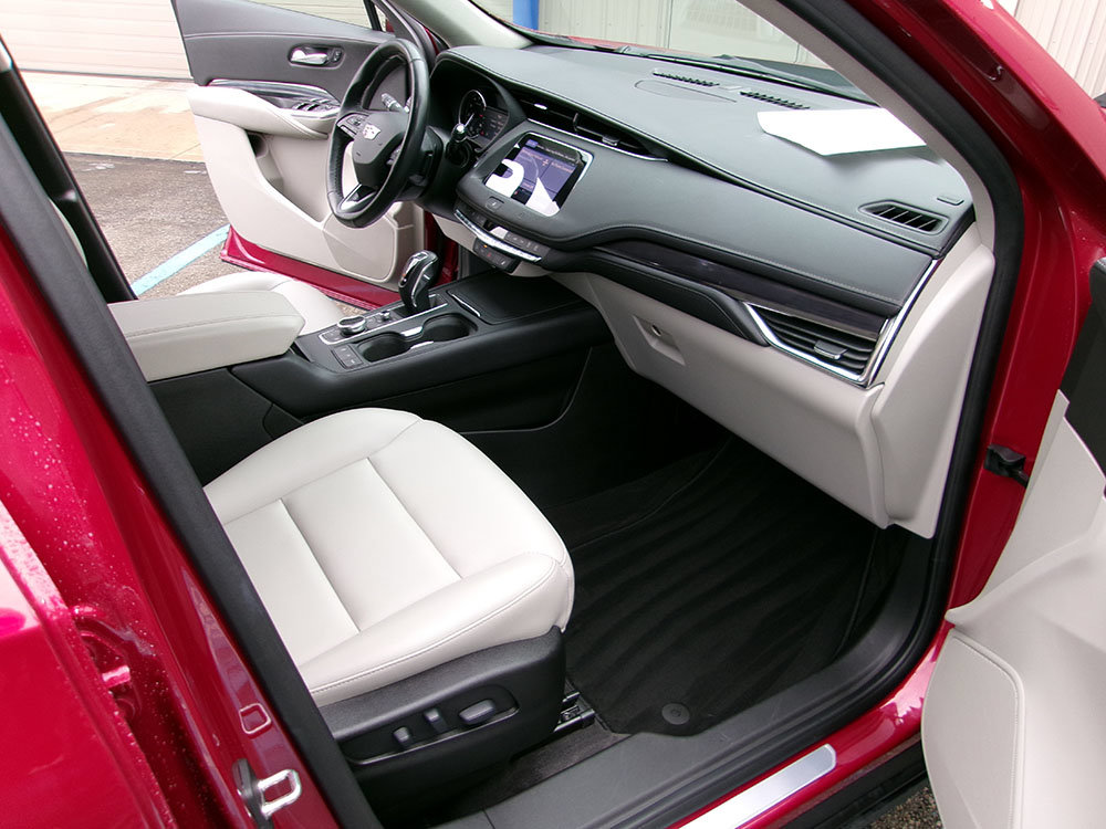 Used 2019 Cadillac XT4 Luxury w/ Cold Weather Package AWD/4WD image 9