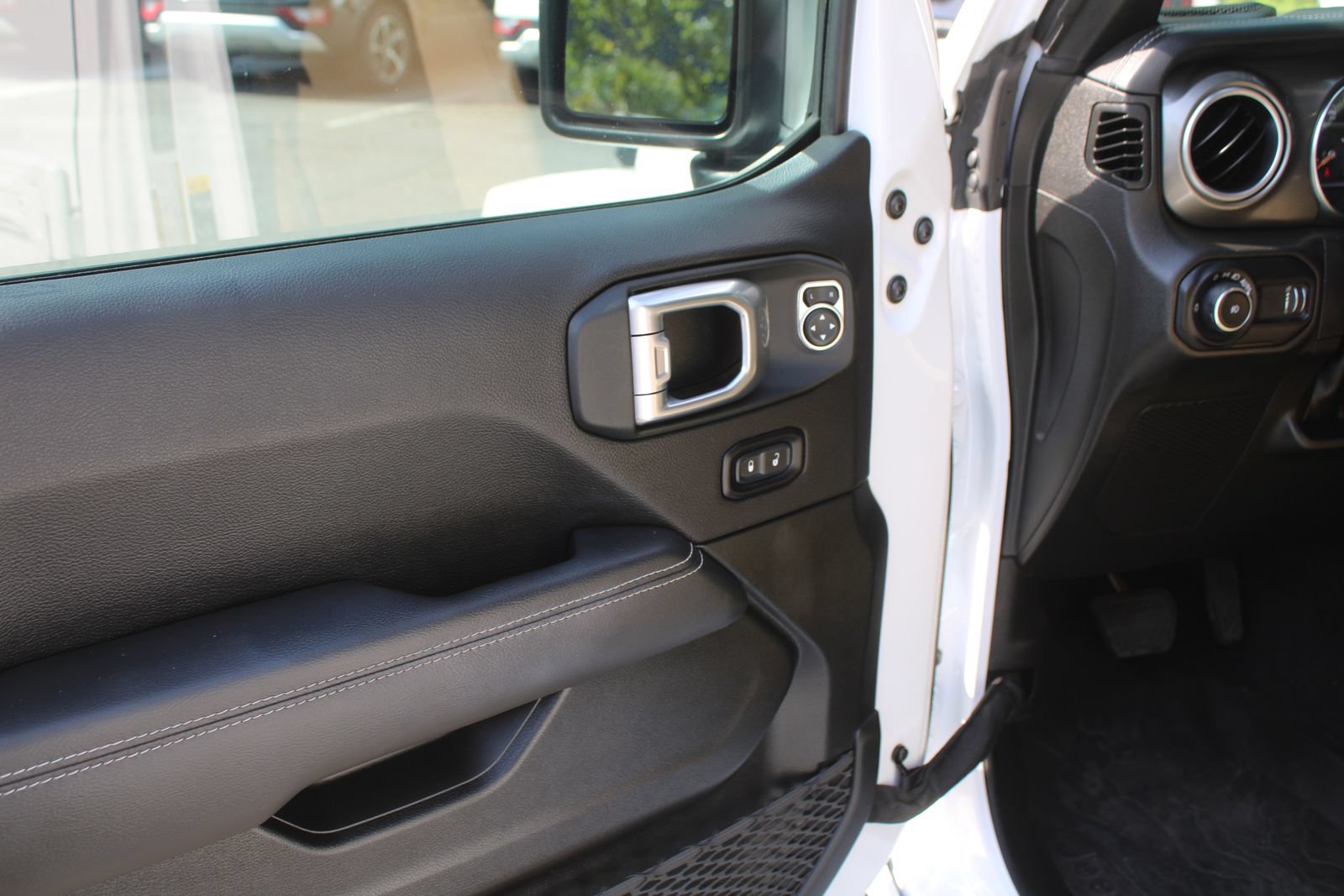 Used 2023 Jeep Wrangler Unlimited Sahara w/ LED Lighting Group AWD/4WD image 18