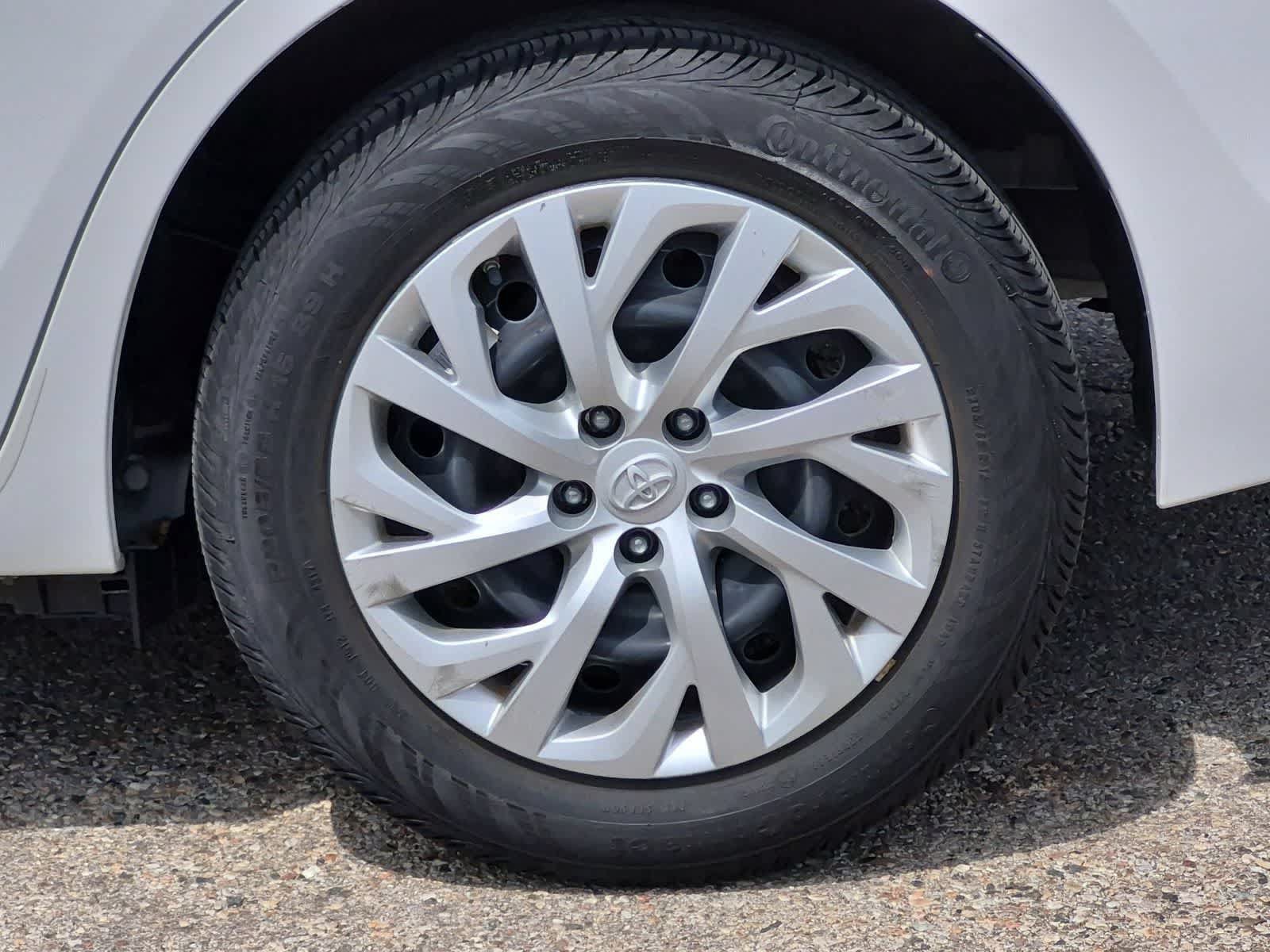 Used 2018 Toyota Corolla LE FWD image 13