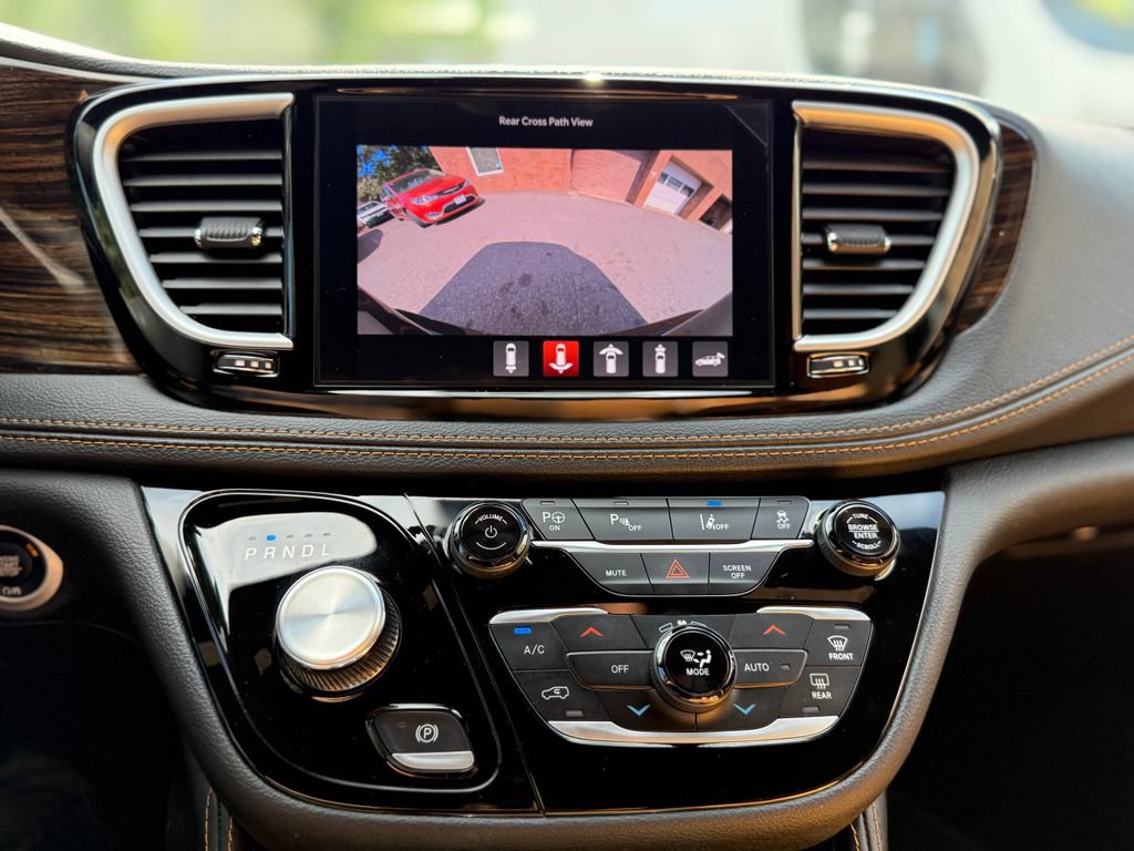 Used 2023 Chrysler Pacifica Pinnacle FWD image 34