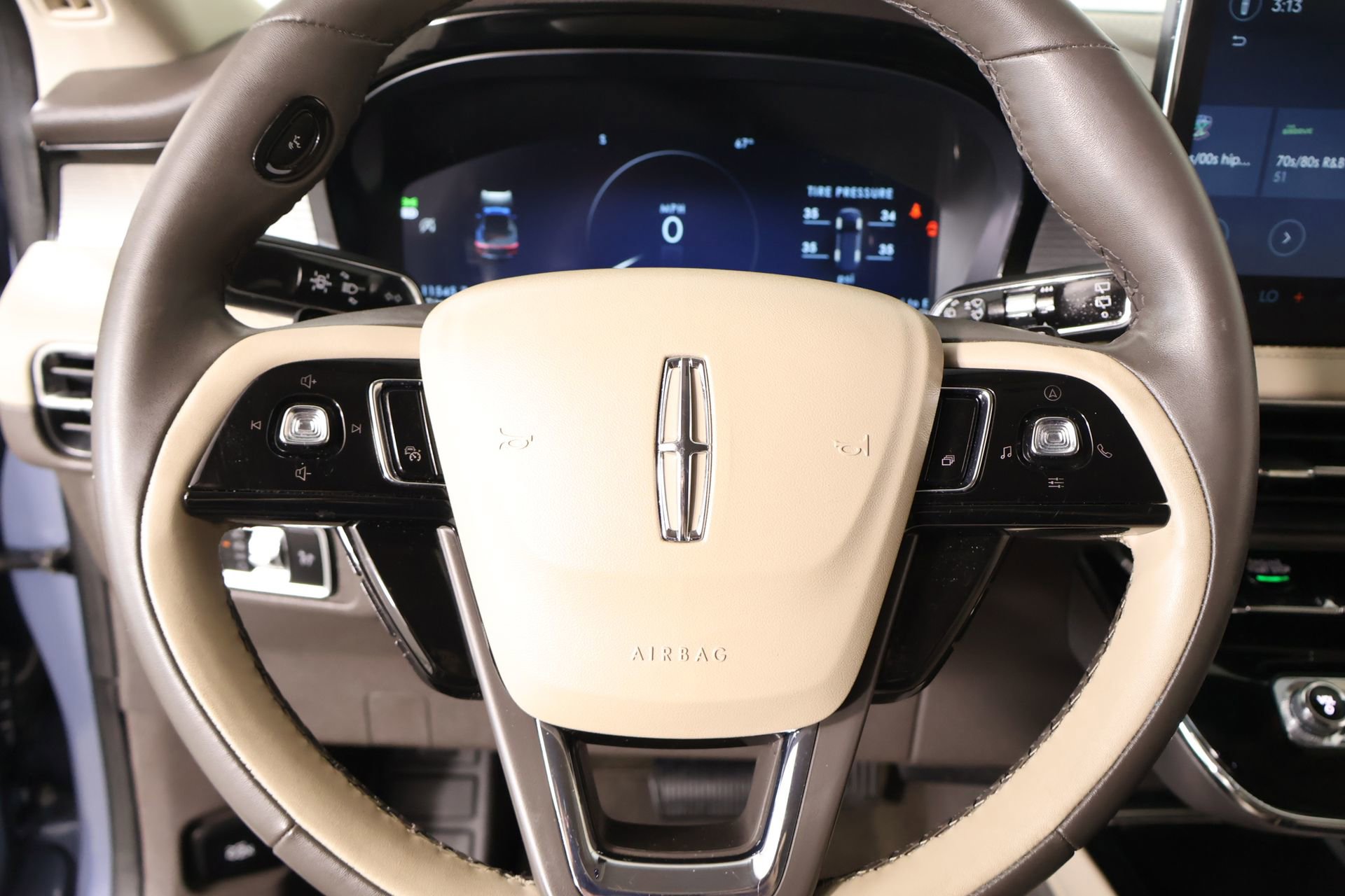 Used 2023 Lincoln Corsair FWD image 3