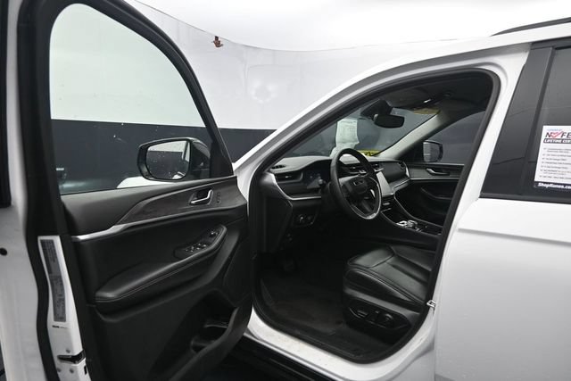 Used 2023 Jeep Grand Cherokee Limited w/ Black Appearance Package AWD/4WD image 12