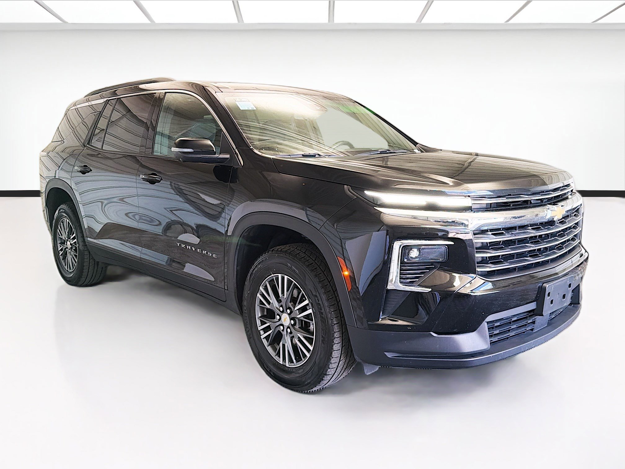 Used 2024 Chevrolet Traverse LT image 3