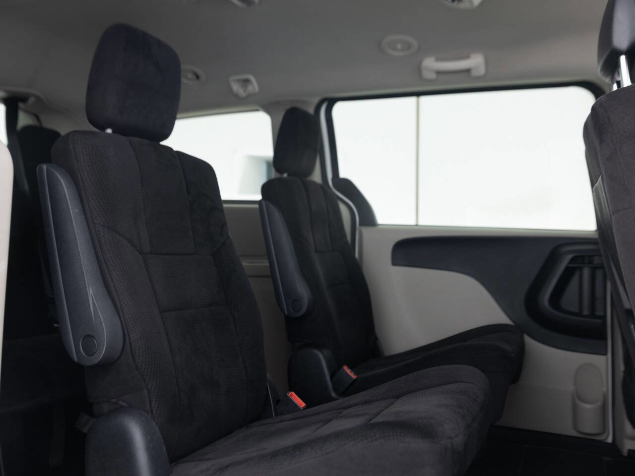 Used 2011 Dodge Grand Caravan Express FWD image 31