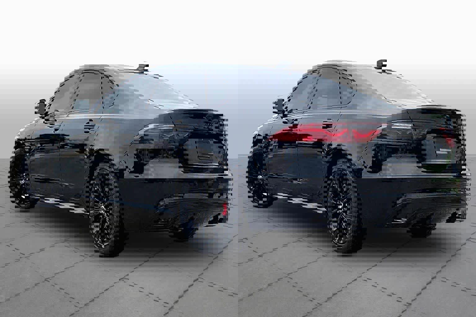 Used 2024 Jaguar XF R-Dynamic SE AWD/4WD image 11