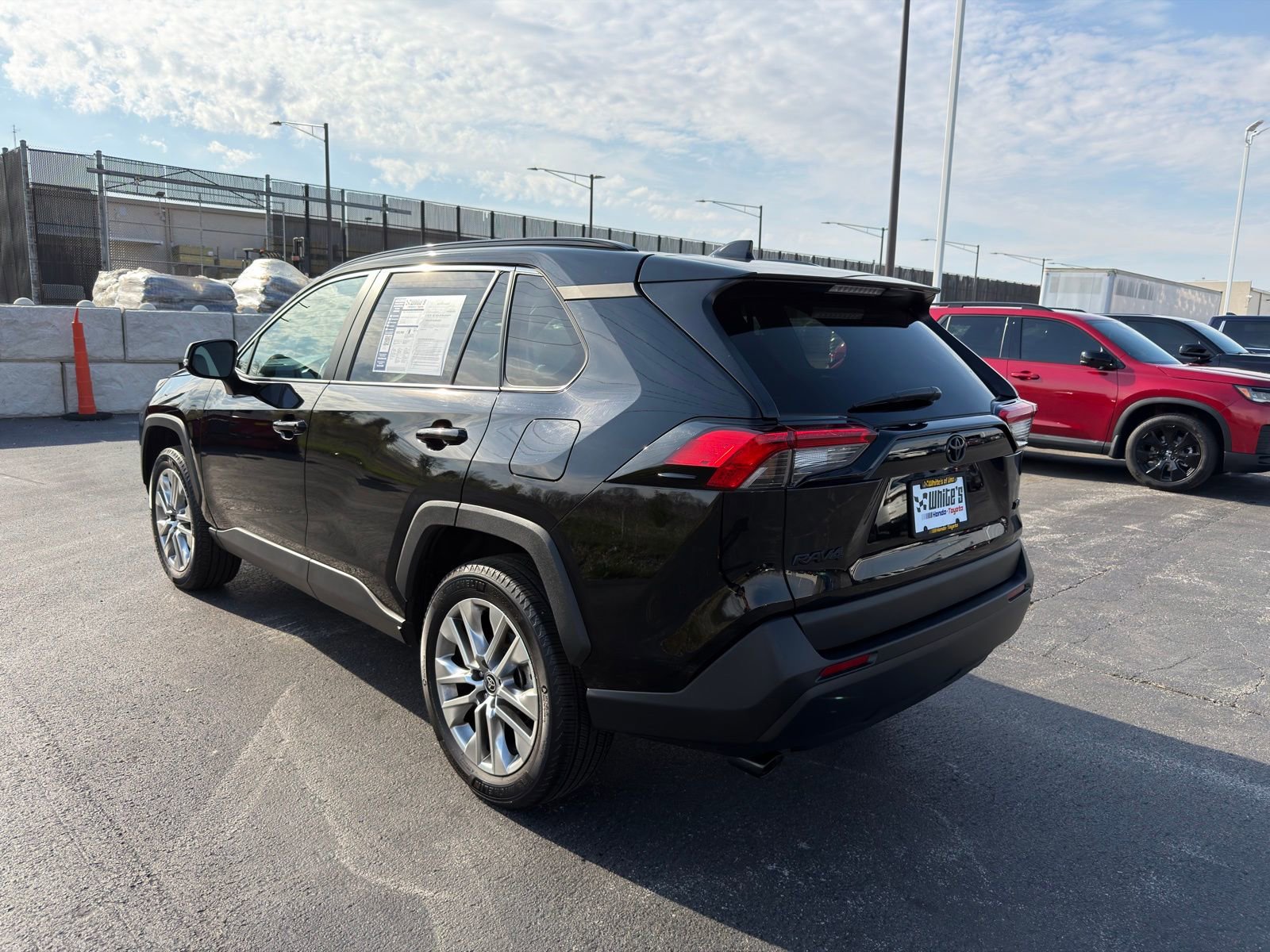 Used 2023 Toyota RAV4 XLE Premium image 6