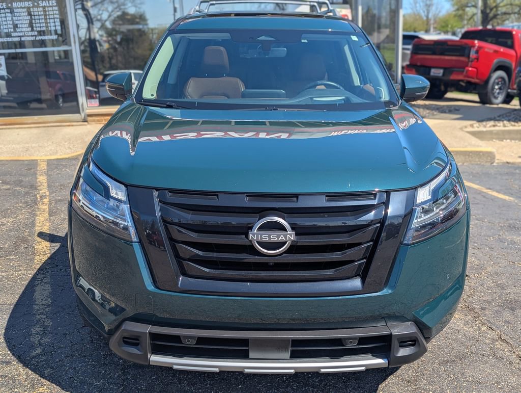 Used 2023 Nissan Pathfinder Platinum image 3