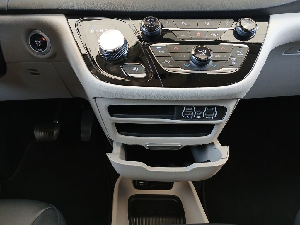 Used 2024 Chrysler Pacifica Touring-L FWD image 36