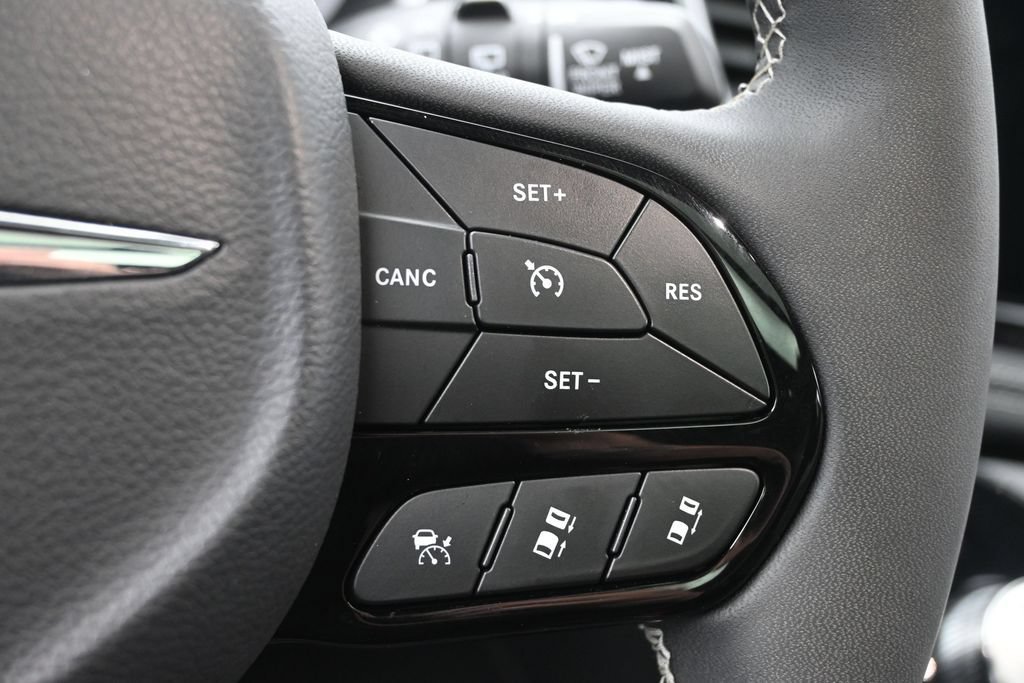Used 2025 Chrysler Pacifica Limited FWD image 32