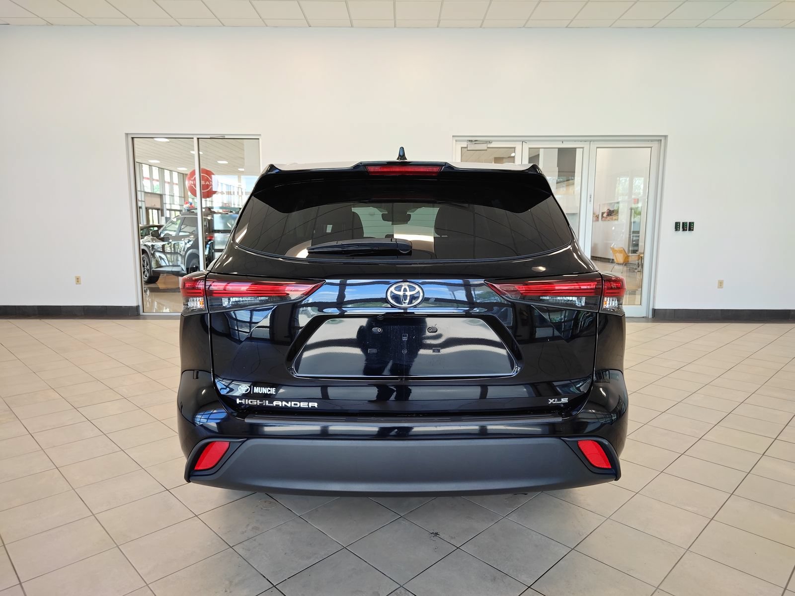 Used 2024 Toyota Highlander XLE FWD image 4